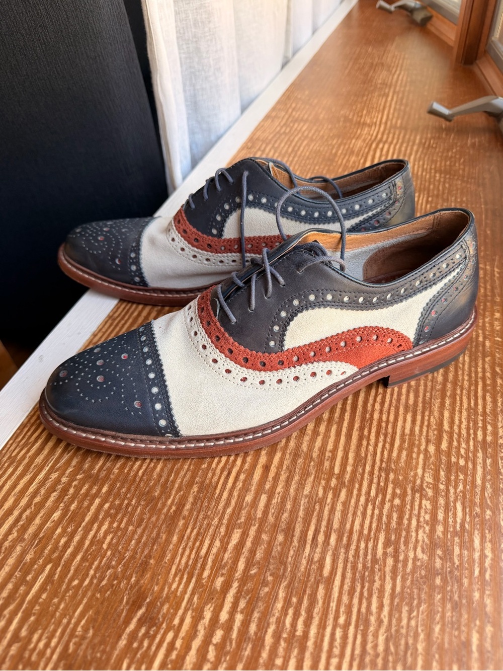 Johnston & Murphy Tri-Color Wingtip Brogues in Navy, Cream & Rust - Picture 2 of 4